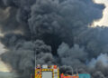 Un espectacular incendio industrial en Ayelo de Malferit desata la alarma por una densa columna de humo 11 Un espectacular incendio industrial en Ayelo de Malferit desata la alarma por una densa columna de humo