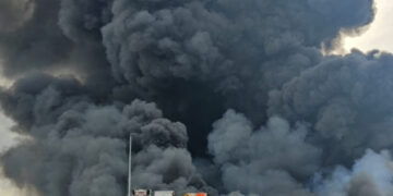 Un espectacular incendio industrial en Ayelo de Malferit desata la alarma por una densa columna de humo