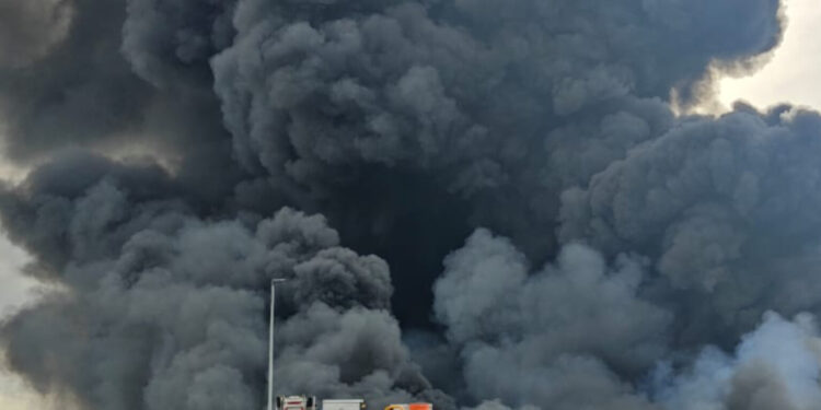 Un espectacular incendio industrial en Ayelo de Malferit desata la alarma por una densa columna de humo