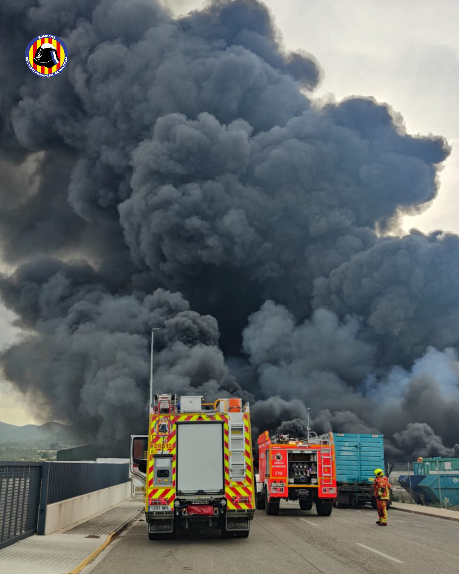 Un espectacular incendio industrial en Ayelo de Malferit desata la alarma por una densa columna de humo 3 HM98QEgWoAAYFel