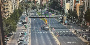 Cortan esta mañana la Avenida Ausiàs March para instalar cámaras de control de tráfico