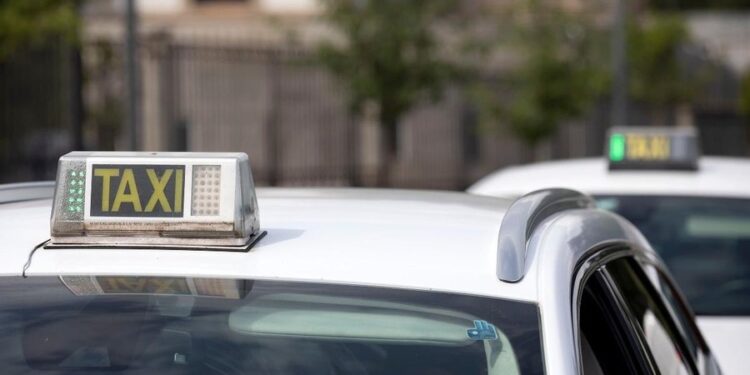El Defensor del Pueblo investiga a doce municipios de Murcia por vetar las licencias de taxi a personas con VIH 1 El Defensor del Pueblo investiga a doce municipios de Murcia por vetar las licencias de taxi a personas con VIH