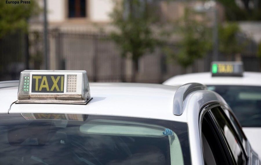 El Defensor del Pueblo investiga a doce municipios de Murcia por vetar las licencias de taxi a personas con VIH