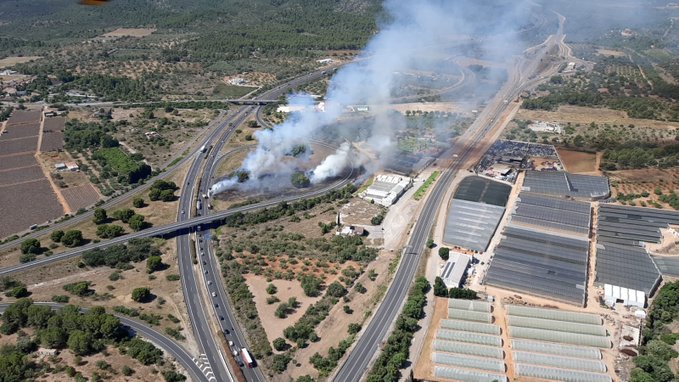 Un camión incendiado en la AP-7 desata un fuego forestal en Peñíscola y obliga a cortar el tráfico 4 HMSyXqrXgAAHxda 1