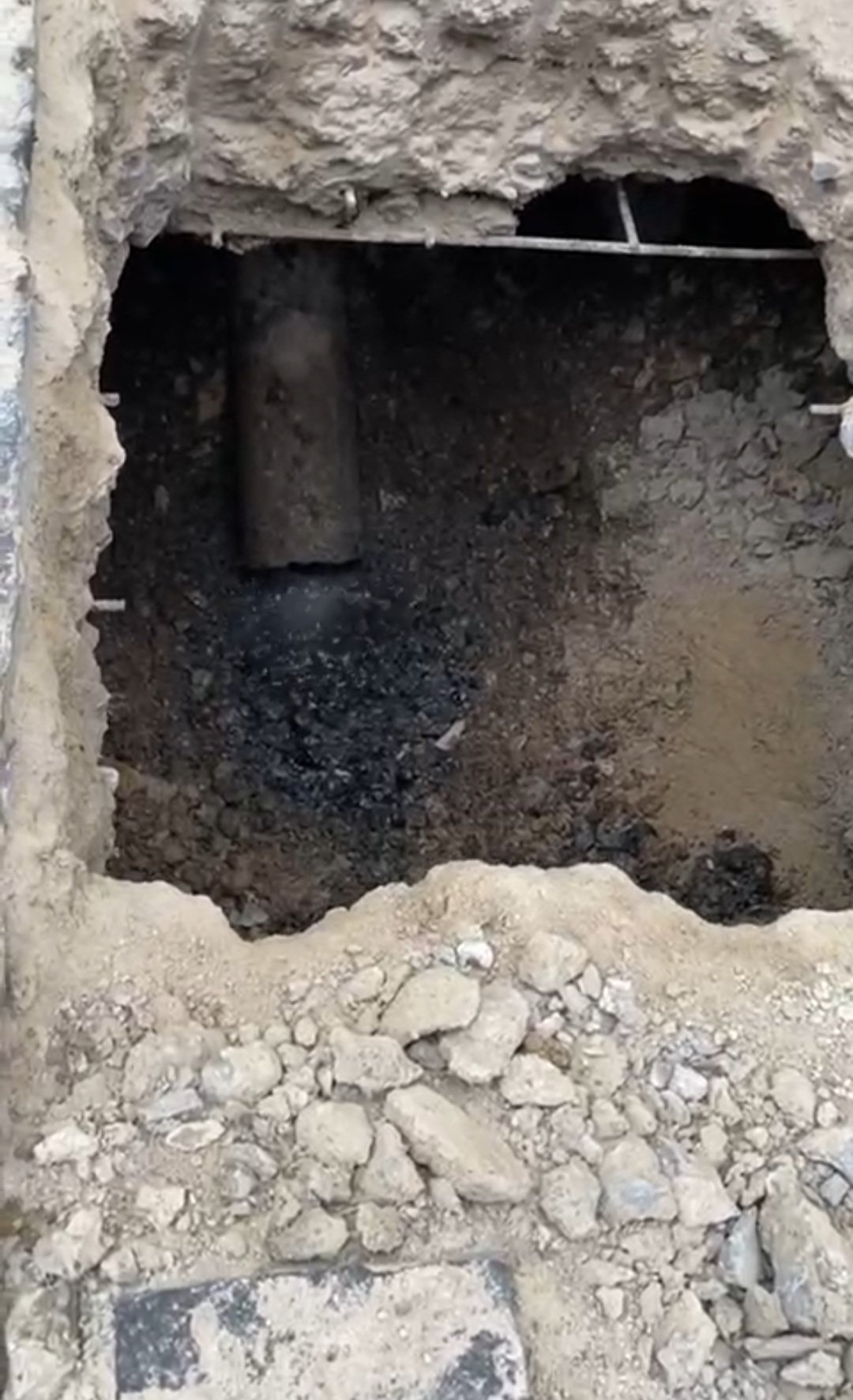Vecinos del casco antiguo de Xàtiva denuncian una crisis sanitaria por filtraciones de aguas fecales 3 HMSzyvIXoAAs9n8
