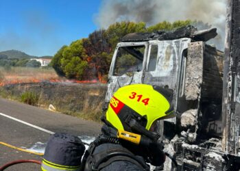 Un camión incendiado en la AP-7 desata un fuego forestal en Peñíscola y obliga a cortar el tráfico