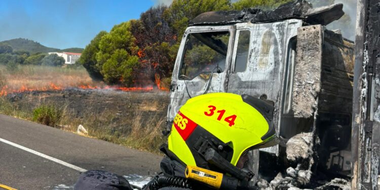 Un camión incendiado en la AP-7 desata un fuego forestal en Peñíscola y obliga a cortar el tráfico