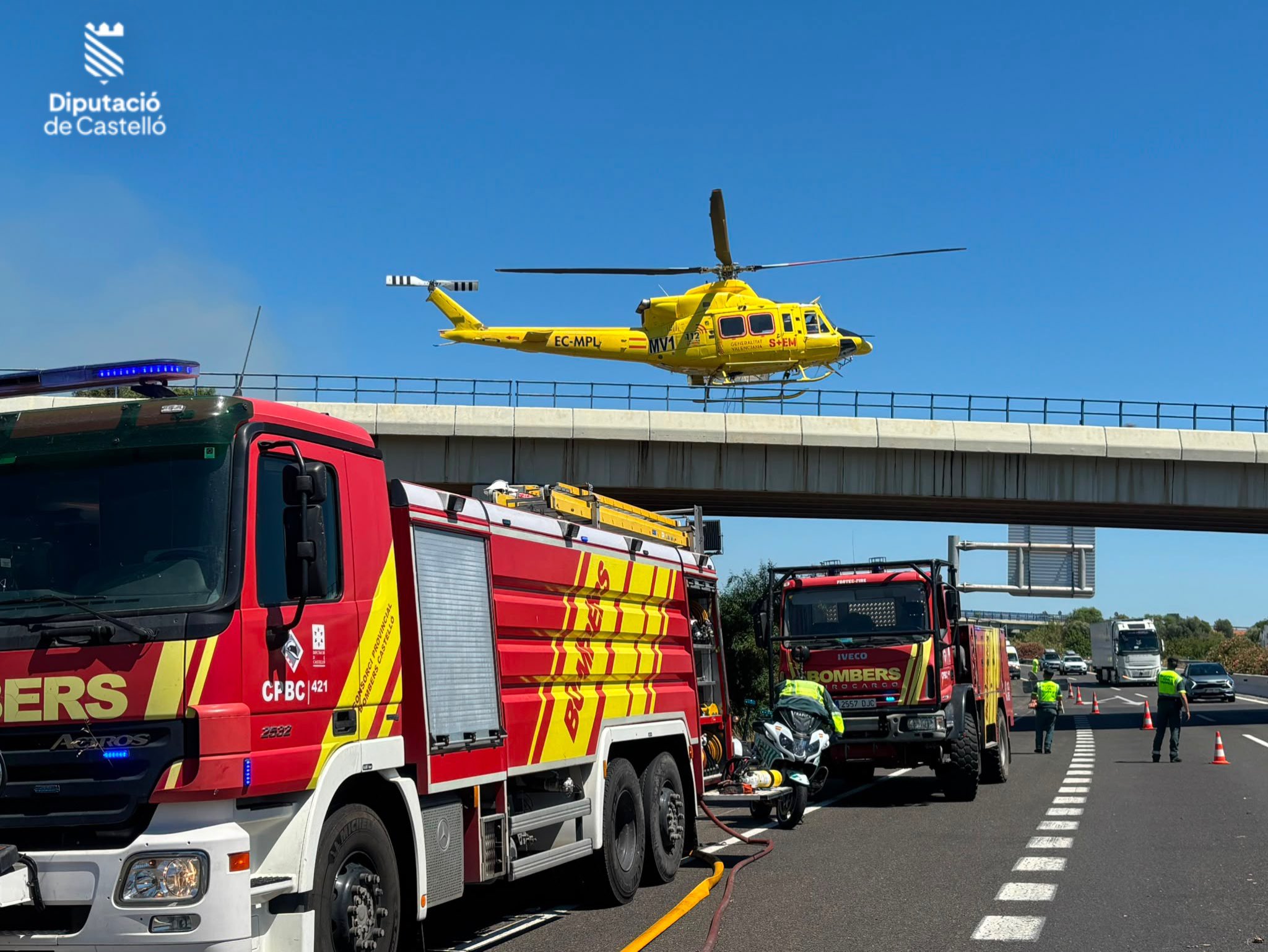 Un camión incendiado en la AP-7 desata un fuego forestal en Peñíscola y obliga a cortar el tráfico 3 HMTGtwIXAAAtFWr