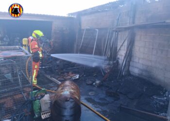 Un incendio calcina un almacén exterior en una nave industrial de Sueca