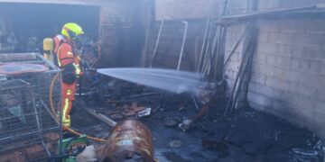 Un incendio calcina un almacén exterior en una nave industrial de Sueca