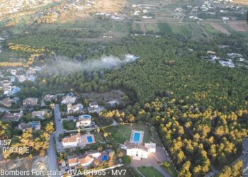 Rápida intervención de los equipos de emergencia logra extinguir un incendio forestal en Xàbia