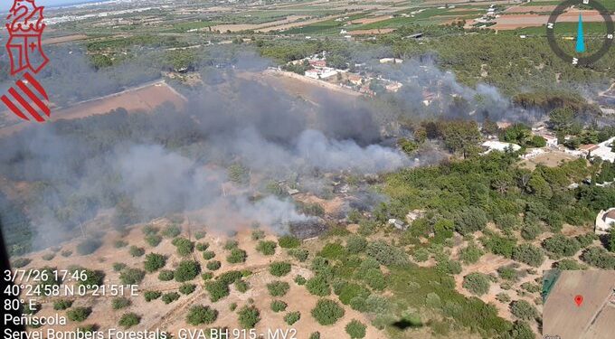 Desalojados varios vecinos de forma preventiva por un incendio forestal en Peñíscola