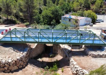 La Diputació de Valéncia instala la pasarela ciclopeatonal de la CV-425 y activa la cuenta atrás para reabrir el tramo Buñol-Alborache