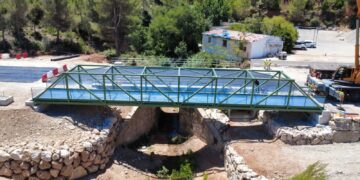 La Diputació de Valéncia instala la pasarela ciclopeatonal de la CV-425 y activa la cuenta atrás para reabrir el tramo Buñol-Alborache