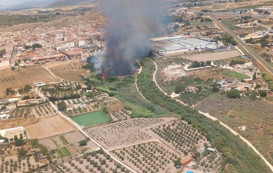 Movilizado un amplio dispositivo frente a un incendio en una vivienda en Sax cercano a una zona forestal 1 Movilizado un amplio dispositivo frente a un incendio en una vivienda en Sax cercano a una zona forestal