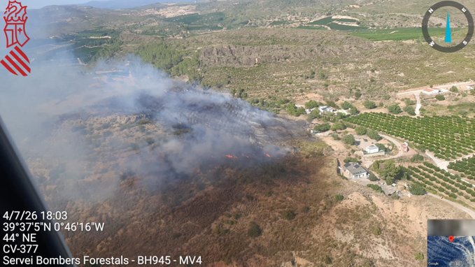 La provincia de Valencia sufre una tarde de incendios simultáneos que ocupan a los Bomberos 2 HMZW3 YWcAAm47z