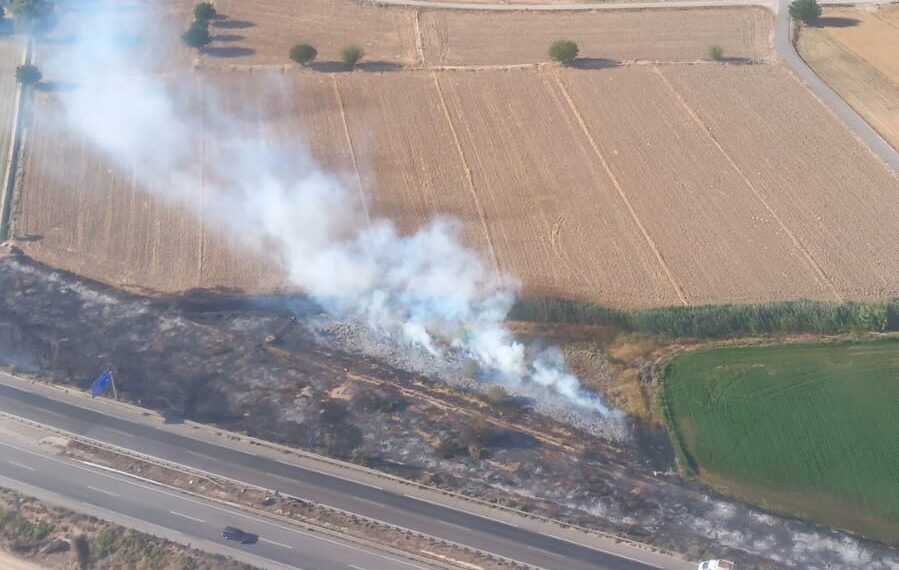 Movilizados medios aéreos y terrestres ante un incendio forestal declarado en Monòvar 1 Movilizados medios aéreos y terrestres ante un incendio forestal declarado en Monòvar