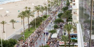 Histórico vuelco en las Fallas de Gandia: la Cabalgata del Ninot triunfa por primera vez en pleno verano y junto al mar
