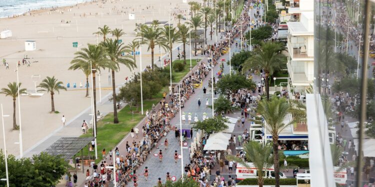 Histórico vuelco en las Fallas de Gandia: la Cabalgata del Ninot triunfa por primera vez en pleno verano y junto al mar