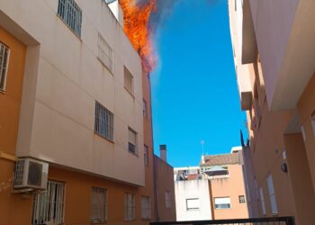 Un incendio en una vivienda de Sant Joan d’Alacant obliga a cortar el tráfico en la calle Cervantes 14 Un incendio en una vivienda de Sant Joan d’Alacant obliga a cortar el tráfico en la calle Cervantes