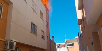Un incendio en una vivienda de Sant Joan d’Alacant obliga a cortar el tráfico en la calle Cervantes
