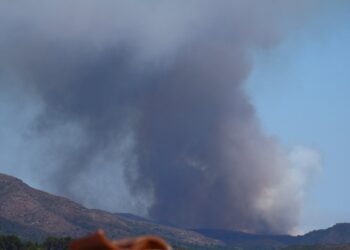Alarma en Castellón ante la "evolución negativa" del incendio de Soneja: el fuego avanza sin control favorecido por el calor extremo