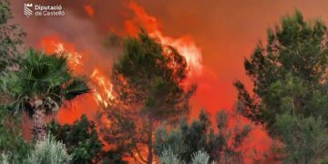 Castellón: El incendio de Soneja avanza sin control hacia la Serra d'Espadà con una "virulencia inusitada"