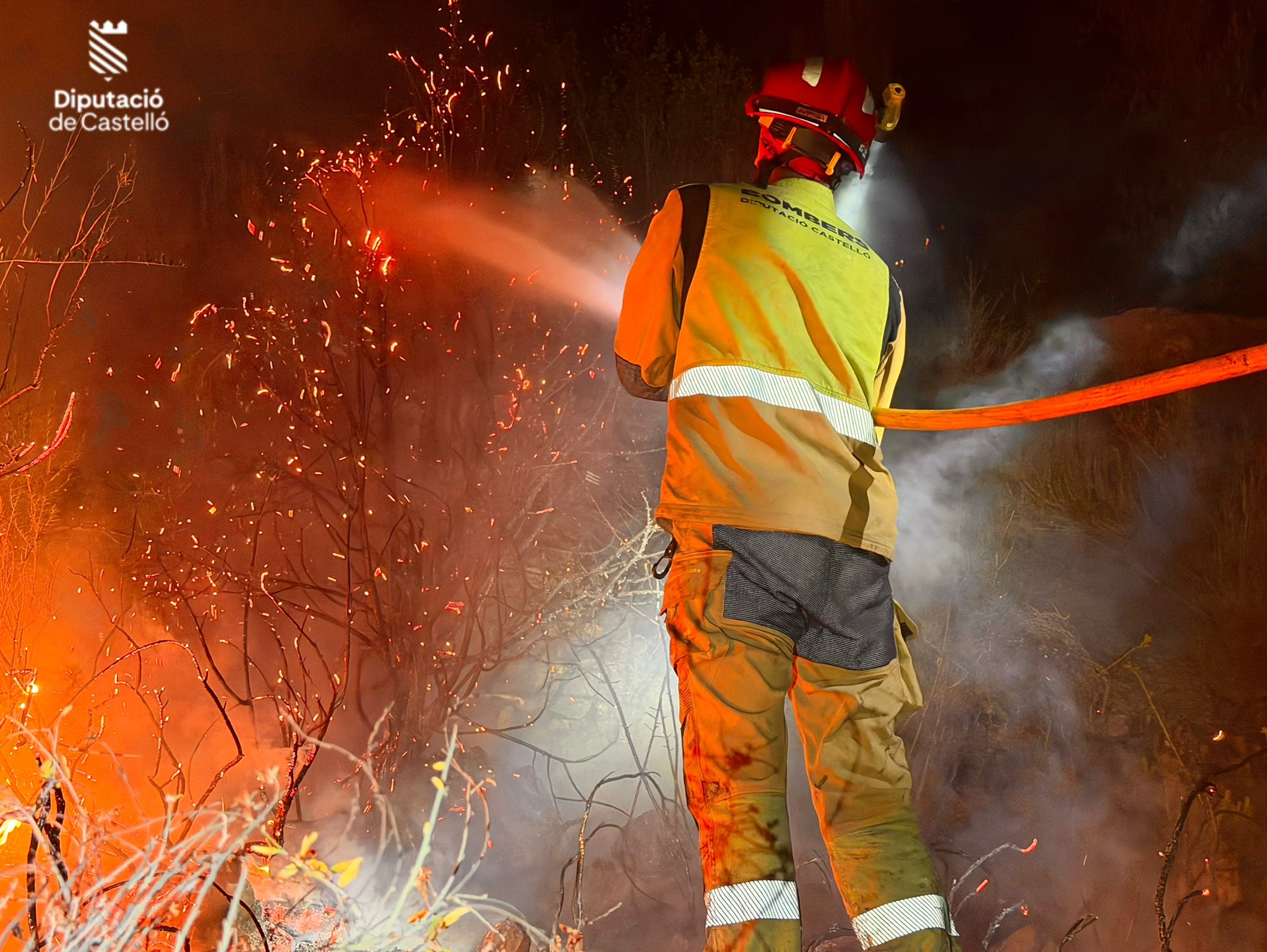 Los servicios de extinción logran cercar gran parte del incendio de Soneja tras una dura noche de trabajo 3 HMhqrwPWMAAfrre