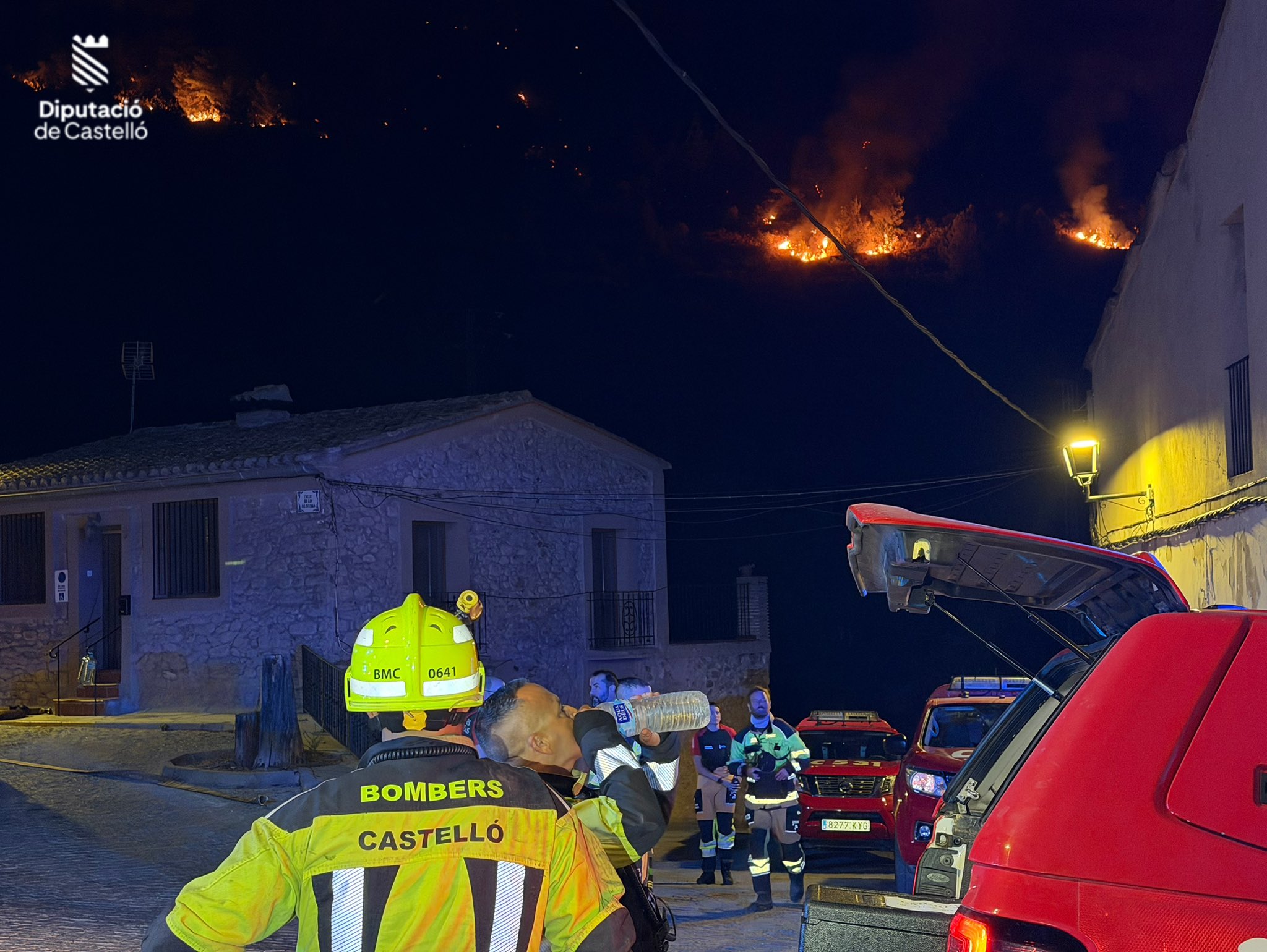 Los servicios de extinción logran cercar gran parte del incendio de Soneja tras una dura noche de trabajo 4 HMhqrwPWsAAQQOt