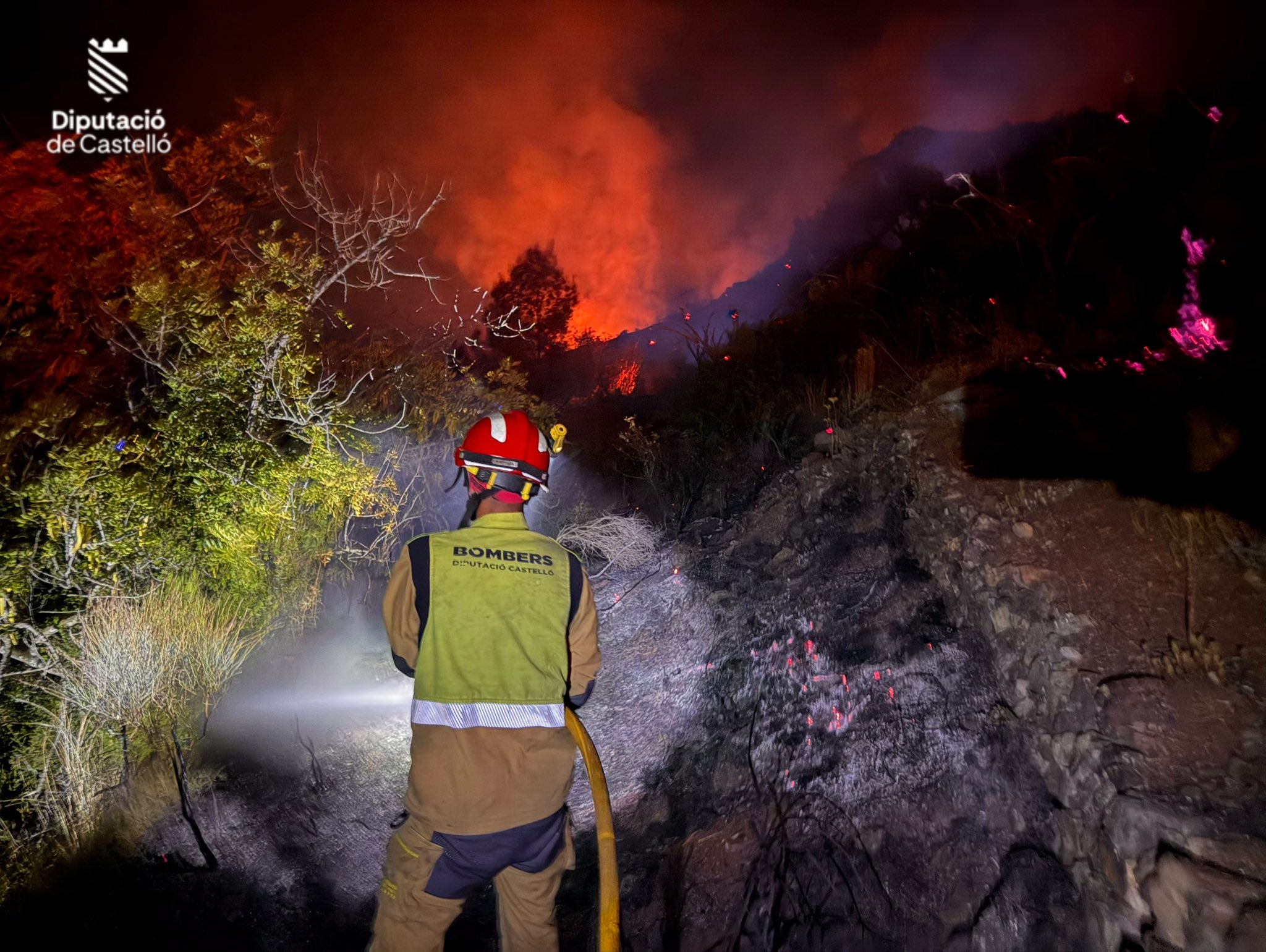 Los servicios de extinción logran cercar gran parte del incendio de Soneja tras una dura noche de trabajo 5 HMhqrwPXMAAoSz5