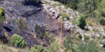 Los bomberos logran estabilizar el incendio forestal de Soneja tras arrasar más de 180 hectáreas