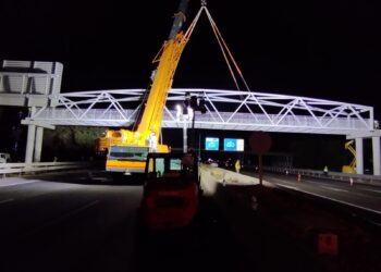 Instalada sobre la V-31 la nueva pasarela ciclopeatonal del Anillo Verde que conectará l’Horta Sur con Pinedo