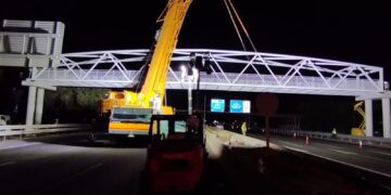 Instalada sobre la V-31 la nueva pasarela ciclopeatonal del Anillo Verde que conectará l’Horta Sur con Pinedo