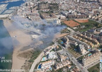 Un incendio junto a la Plaja de la Punta del Raset en Dénia obliga a desplegar medios terrestres y aéreos
