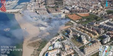 Un incendio junto a la Plaja de la Punta del Raset en Dénia obliga a desplegar medios terrestres y aéreos