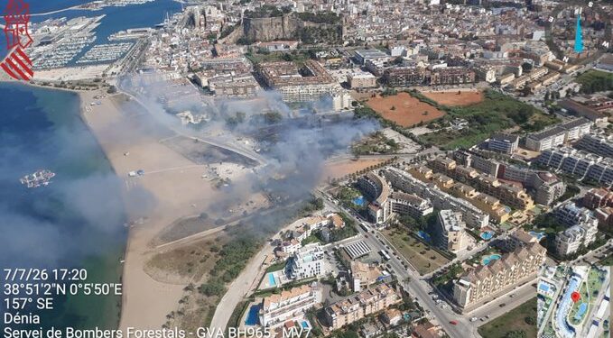 Un incendio junto a la Plaja de la Punta del Raset en Dénia obliga a desplegar medios terrestres y aéreos
