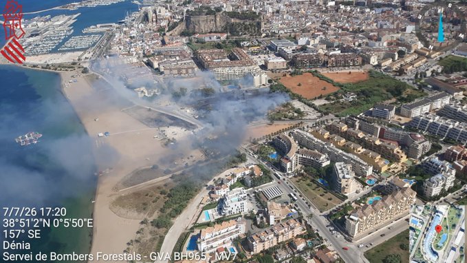 Un incendio junto a la Plaja de la Punta del Raset en Dénia obliga a desplegar medios terrestres y aéreos 1 Un incendio junto a la Plaja de la Punta del Raset en Dénia obliga a desplegar medios terrestres y aéreos