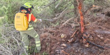 Desplegado un amplio dispositivo para combatir tres incendios forestales simultáneos en el Alto Mijares