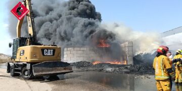 Un incendio en la planta de gestión de residuos de Villena moviliza a los bomberos de Elda y Villena