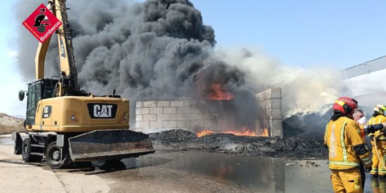 Un incendio en la planta de gestión de residuos de Villena moviliza a los bomberos de Elda y Villena 1 Un incendio en la planta de gestión de residuos de Villena moviliza a los bomberos de Elda y Villena