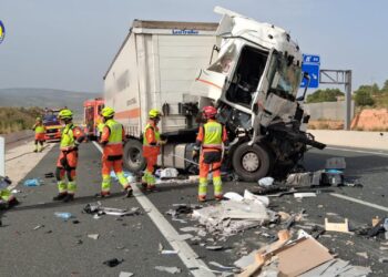 Un choque entre dos camiones en la Font de la Figuera moviliza a bomberos de Valencia y Alicante y obliga a una evacuación aérea 14 Un choque entre dos camiones en la Font de la Figuera moviliza a bomberos de Valencia y Alicante y obliga a una evacuación aérea