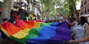 Xàtiva se tiñe con los colores del arco iris en una marcha por el Orgullo y la diversidad