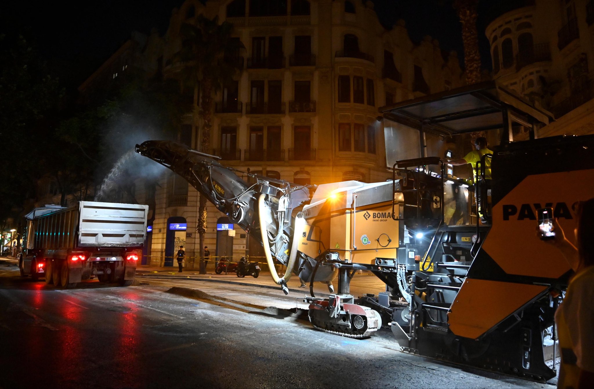 Arranca el reasfaltado nocturno con pavimento fonoabsorbente en la Gran Vía Marqués del Túria 2 HNI5SpYWwAAmbNI