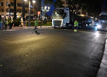 Arranca el reasfaltado nocturno con pavimento fonoabsorbente en la Gran Vía Marqués del Túria