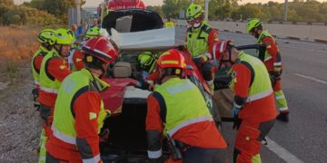 Espectacular accidente en la A-7 a su paso por Paterna: los bomberos liberan a una persona atrapada en su vehículo