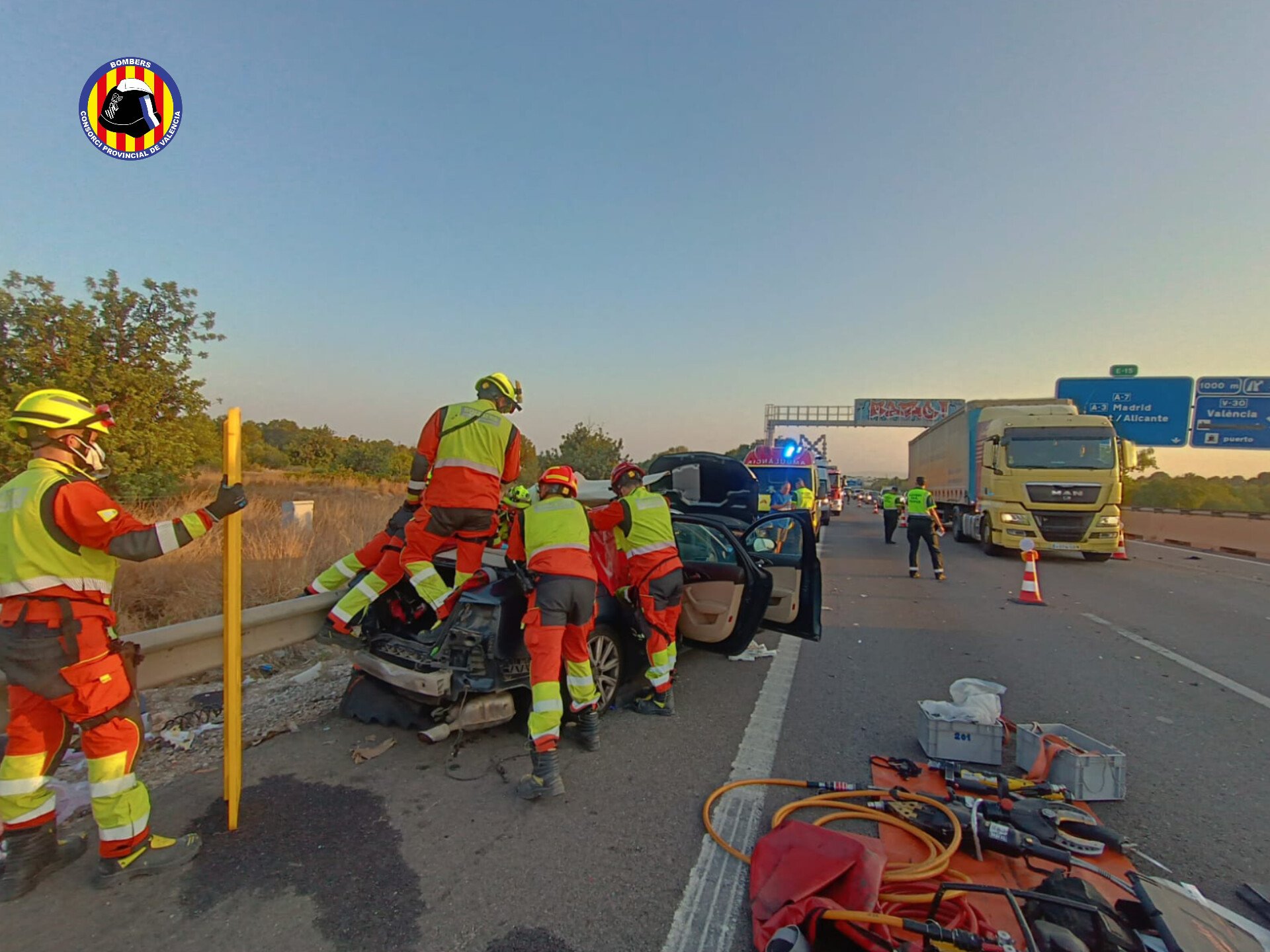 Espectacular accidente en la A-7 a su paso por Paterna: los bomberos liberan a una persona atrapada en su vehículo 2 HNL9LMvW4AE8 a