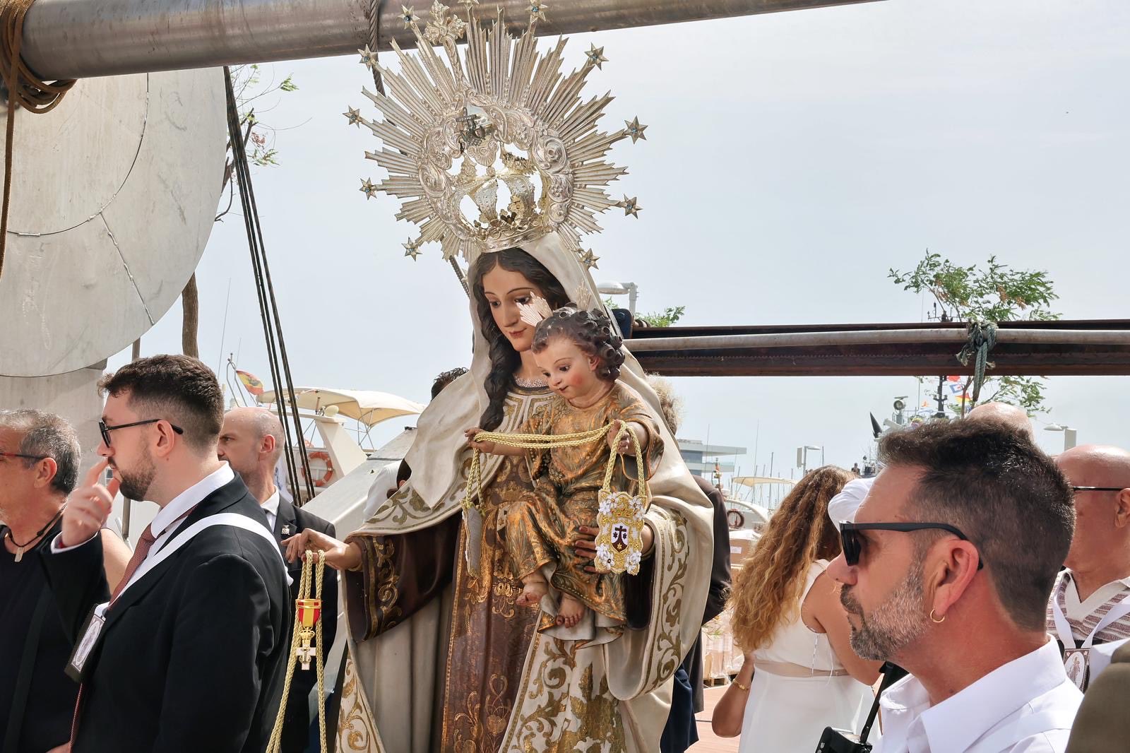 Los pescadores y marineros de Valencia honran a la Virgen del Carmen 7 HNWZvVUWIAAUCBq