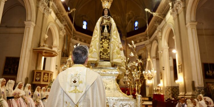 Valencia rinde honores a la Virgen del Carmen en una jornada de fervor entre el Puerto y el corazón de Ciutat Vella 1 Valencia rinde honores a la Virgen del Carmen en una jornada de fervor entre el Puerto y el corazón de Ciutat Vella