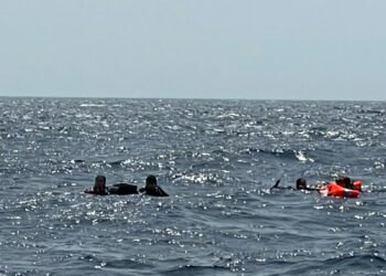 El SPEIS rescata a once personas tras el hundimiento de un catamarán frente a la isla de Tabarca