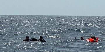 El SPEIS rescata a once personas tras el hundimiento de un catamarán frente a la isla de Tabarca